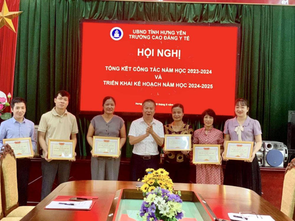 Hội nghị tổng kết công tác năm học 2023-2024, triển khai kế hoạch năm học 2024-2025 của trường cao đẳng y tế Hưng Yên