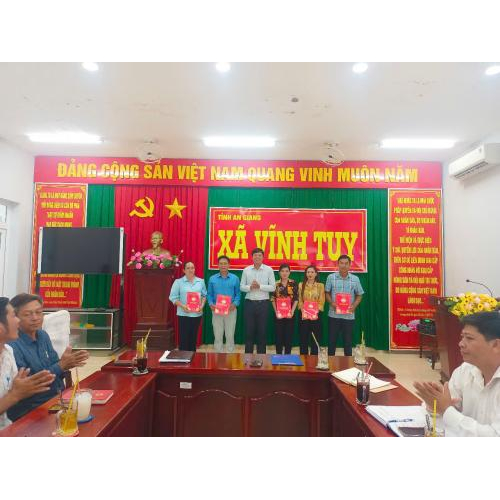 ỦY BAN MTTQ VIỆT NAM XÃ VĨNH TUY TỔ CHỨC LỄ TRAO QUYẾT ĐỊNH PHÂN CÔNG NHIỆM VỤ ĐỐI VỚI CÔNG CHỨC, NGƯỜI HOẠT ĐỘNG KHÔNG CHUYÊN TRÁCH VÀ BAN CÔNG TÁC MẶT TRẬN ẤP