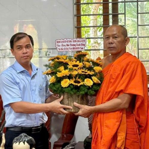 Công An Huyện Gò Quao Thăm, Tặng Quà, Chúc Mừng Hòa Thượng Danh Đổng Tái Đắc Cử Chủ Tịch Hội Đoàn Kết Sư Sãi Yêu Nước Tỉnh Kiên Giang, Nhiệm Kỳ 2024 - 2029