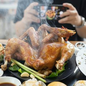 Gà Đốt Lá Chúc An Giang: Hương Vị Đặc Sản Khmer Khiến Du Khách Mê Mẩn